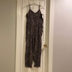 American eagle romper with pockets and stretchy waist.